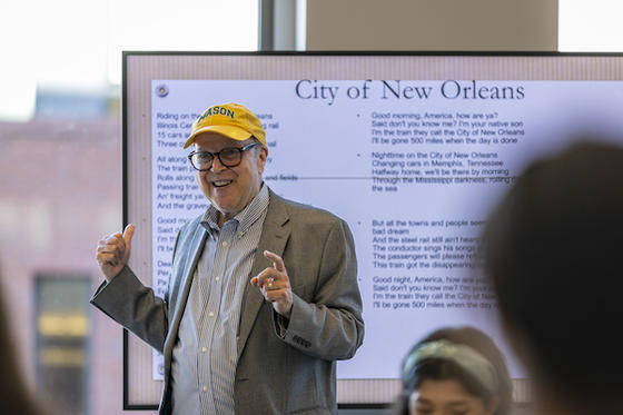 CVPA Dean Rick Davis teaches the HNRS 360 course. Photo by Cristian Torres/Office of University Branding.